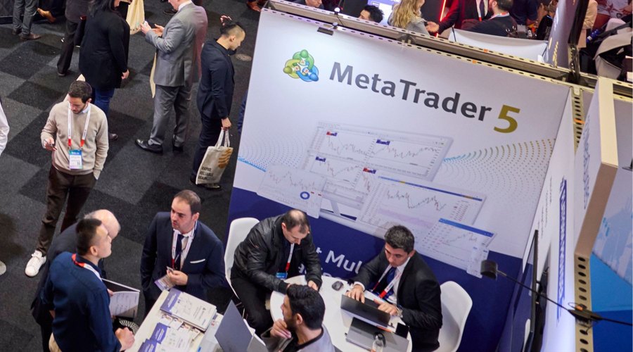 A股午评 | 创业板指半日涨0.69% 固态电池板块表现强劲 机器人个股实现10连板