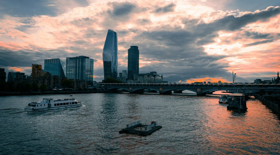 商务部新闻发言人就中方在世贸组织起诉加拿大钢铁等产品进口限制措施答记者问